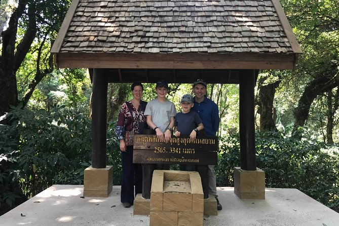 1 Day Private Tour Doi Inthanon And Phachor Canyon - Stop 1: Phra Maha Dhatu Naphamethinidon and the King and Queen Pagodas