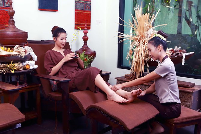 2 Hour Relaxation Luxury Spa Package at Fah Lanna Spa - Old City Branch - The 2-hour luxury flow: foot reflexology plus aromatherapy oil
