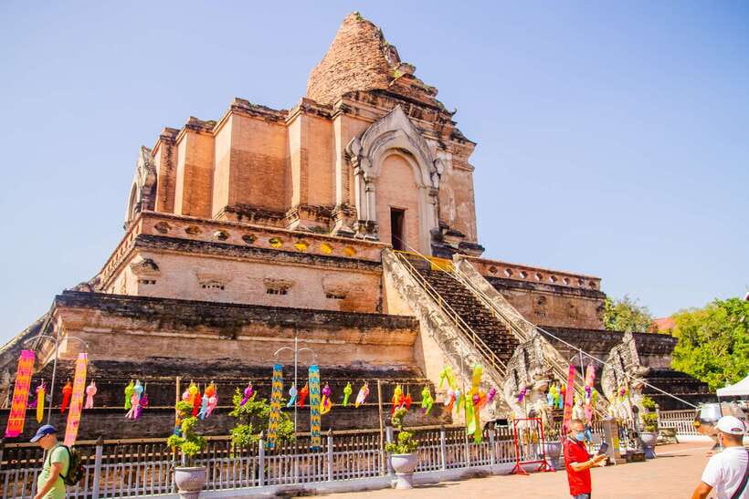 Chiang Mai: 3 Hour Old City and Temples Guided Walking Tour - Wat Phra Singh: Mosaic Sanctuary, Lion Buddha, and Gold-Trimmed Grandeur