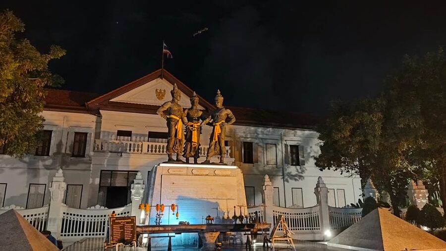 Chiang Mai: Chiang Mai Old City Twilight Walking Tour - Three Kings Monument finish: connecting temples to royal heritage
