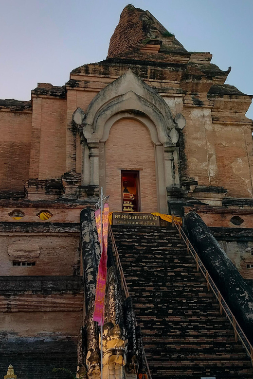 Chiang Mai: Chiang Mai Old City Twilight Walking Tour - Price and value: what $20 really buys you