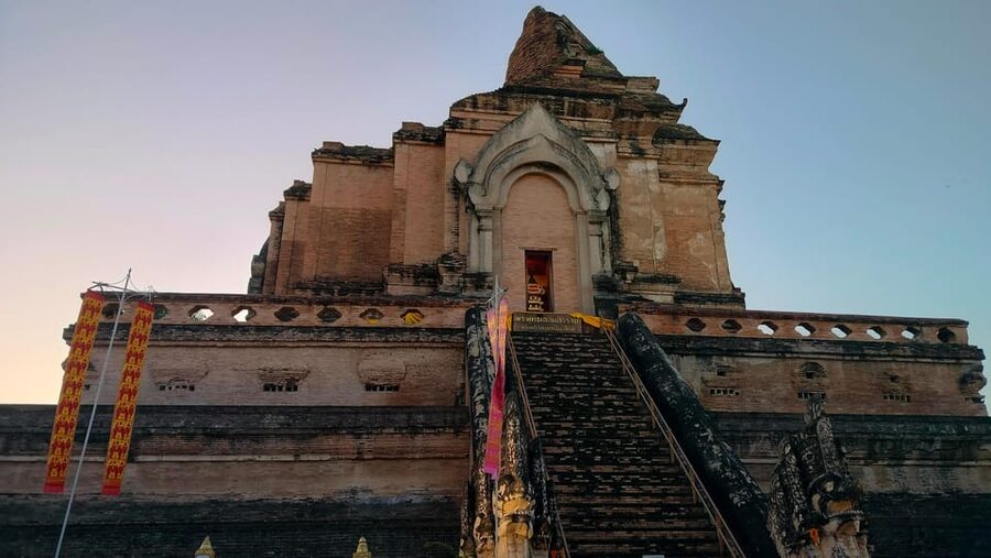 Chiang Mai: Chiang Mai Old City Twilight Walking Tour - Starting at Wat Phra Singh Woramahawihan: set your temple mindset