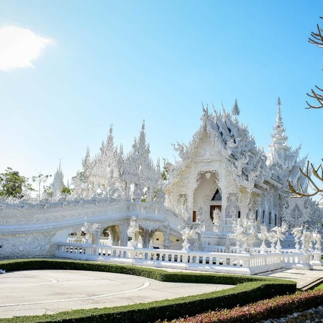 Chiang Mai: Chiang Rai Famous Temples & Hot Springs Day Trip - Wat Rong Suea Ten, the Blue Temple: fast photos, focused viewing