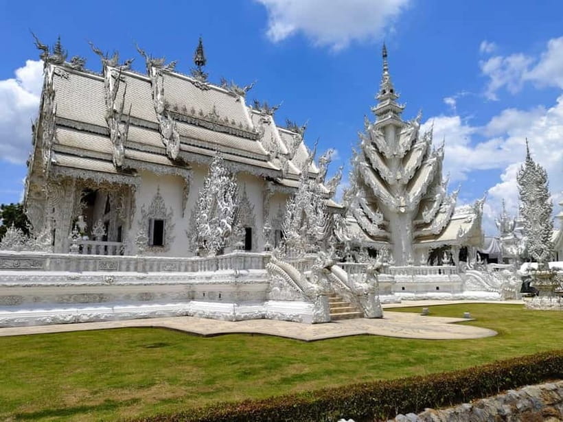 Chiang Mai: Chiang Rai Red, White, and Blue Temples day tour - Wat Huay Pla Kang Red Temple: the 69-meter Guan Yin moment