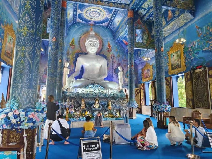 Chiang Mai: Chiang Rai Red, White, and Blue Temples day tour - English-speaking guide and the pace of temple time blocks