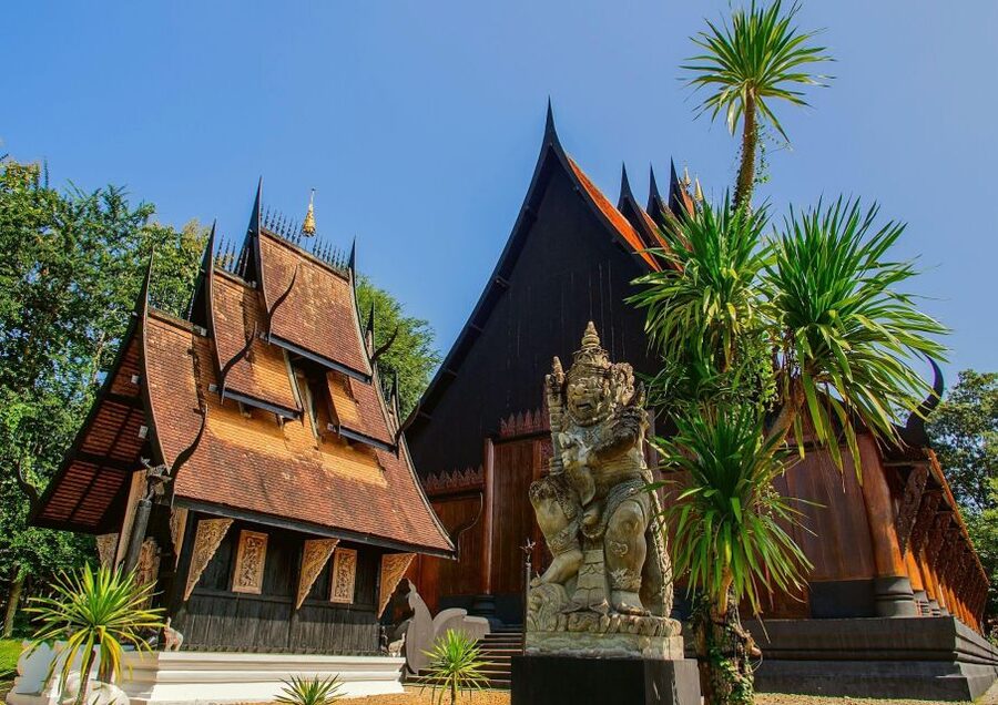 Chiang Mai: Chiang Rai Temples & Black House Discovery Tour - Wat Rong Suea Ten, the Blue Temple: bright colors with a story behind them