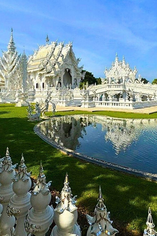 Chiang Mai: Chiang Rai Temples, Golden Triangle & Boat Tour - Lunch break: a real Thai buffet on a road-heavy day