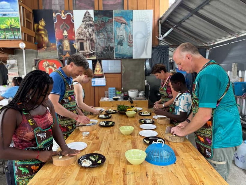 Chiang Mai: Cooking Class with Market and Pickup - English Guidance, Small Group Size, and the Role of the Instructor