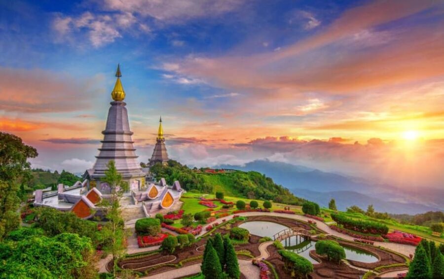 Chiang Mai: Doi Inthanon Park and Pha Dok Siew Hike Day Trip - Honor King Bhumibal and Queen Sirikit pagodas, where weather can change the vibe