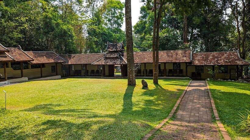 Chiang Mai: Doi Suthep and Wat Pha Lat Temple Evening Tour - Your English-Speaking Guide: Helpful Stories, One Caution