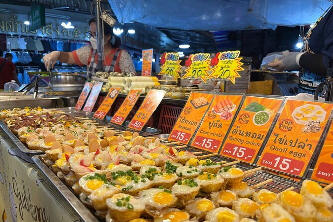 Chiang Mai - Doi Suthep Temple and Street Food Tour - Chiang Mai Gate Night Market: finishing strong in Old Town