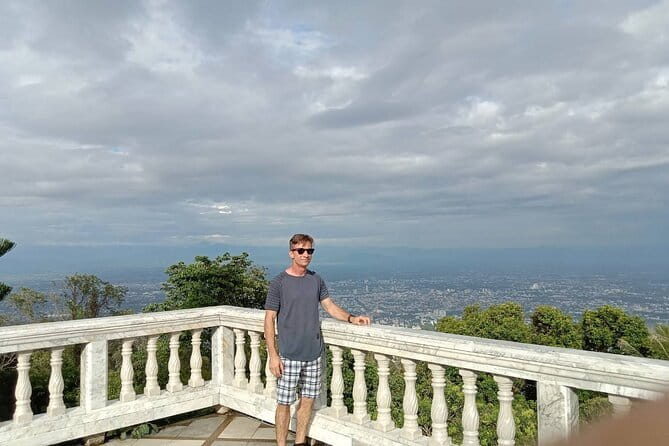 Chiang Mai Doi Suthep Temple and Wat Pha Lat Hike - Getting picked up near Thapae, and what the songthaew ride is really like