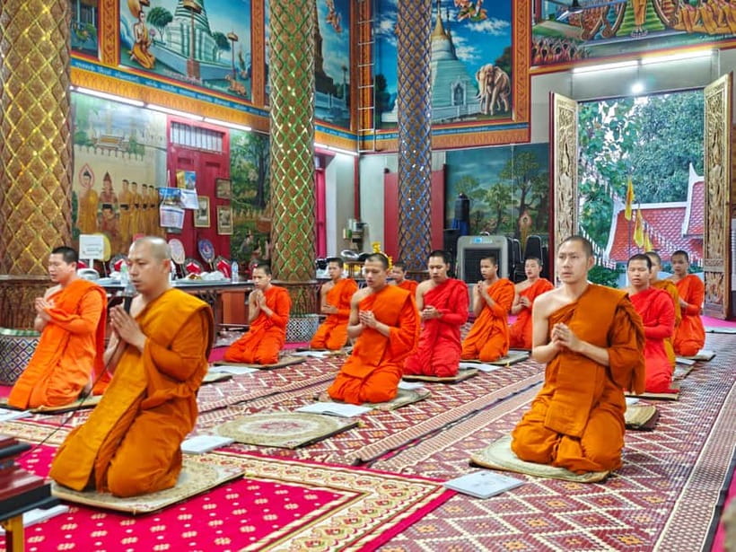Chiang Mai: Evening Chanting & Meditation - Chanting with the monks: what you do, and what to focus on