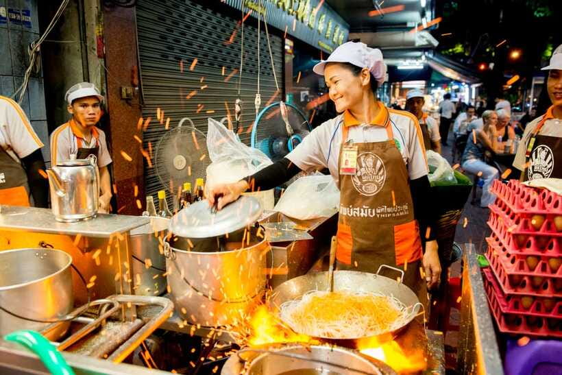 Chiang Mai: Evening Sightseeing and Local Food Guided Tour - Chiang Mai at Night: Why This Food and Temples Mix Works So Well