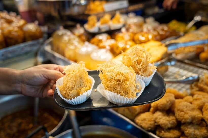 Chiang Mai: Evening Sightseeing and Local Food Guided Tour - Chiang Mai Gate Market: Snack Tasting Before the Main Meal