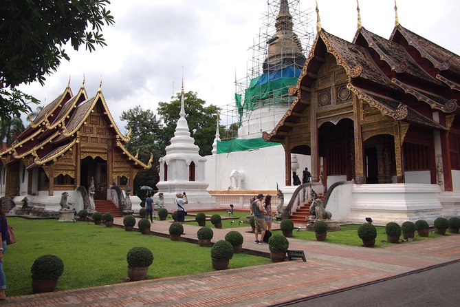 Chiang mai Foodies and Historic Walk - The included Thai meal and coffee: your built-in dinner save