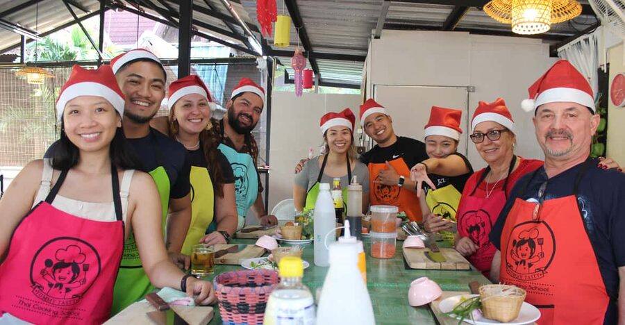 Chiang Mai: Half Day Evening Cooking Class with Market Tour - Before You Cook: Snacks, Setup, and Picking Your Station