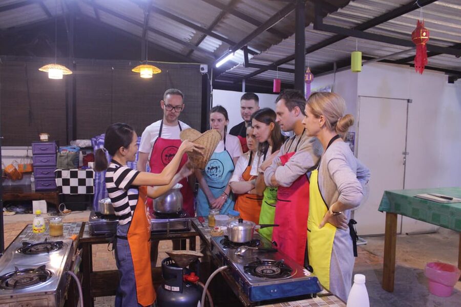Chiang Mai: Half Day Morning Cooking Class with Market Tour - Kad Kom Market Shopping, Then Understanding Thai Herbs and Veg