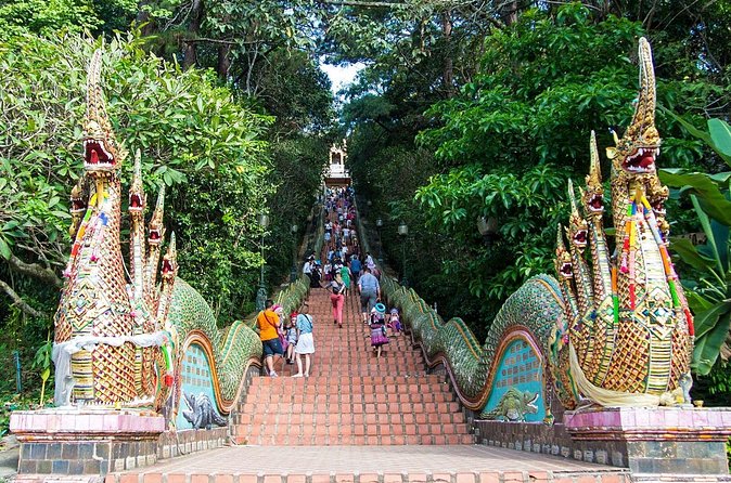 Chiang Mai Iconic Temples and City Tour - Wat Chedi Luang: Inside the Historic Center and the Emerald Buddha Story