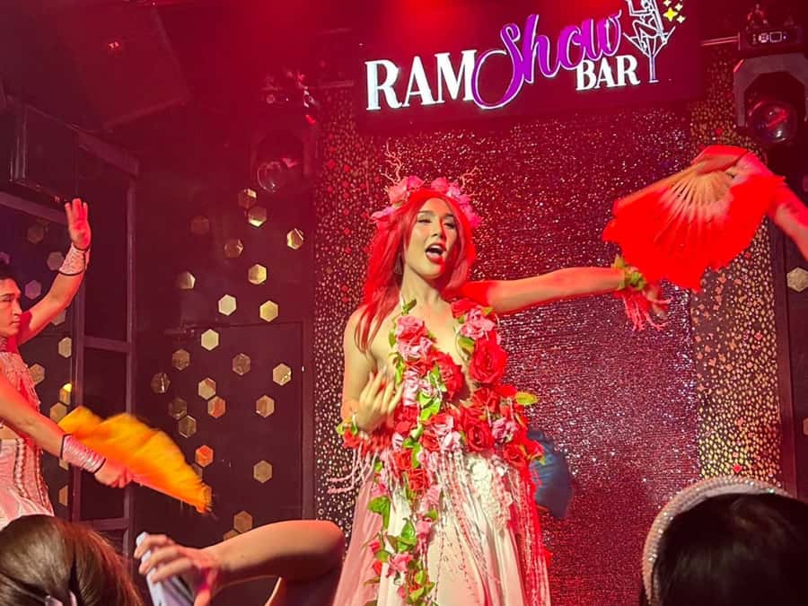 Chiang Mai: Ladyboy Cabaret Show with Dinner and Drinks - Dinner and 2 drinks: simple, included, and timed for the show