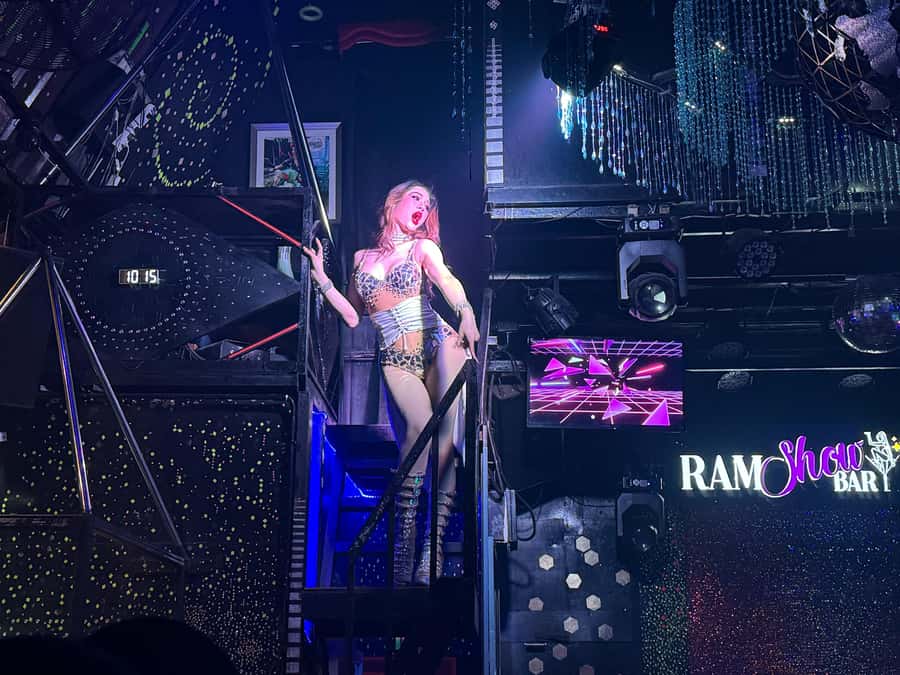 Chiang Mai: Ladyboy Cabaret Show with Dinner and Drinks - Cabaret performance and photo time: how to get the best memories