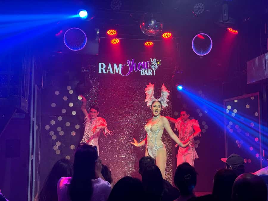 Chiang Mai: Ladyboy Cabaret Show with Dinner and Drinks - Who should book this Chiang Mai ladyboy cabaret tour