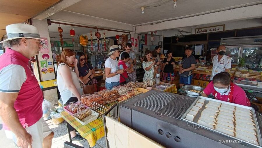 Chiang Mai: Local Food and Markets Guided Walking Tour - What you might taste (and what you should budget for)
