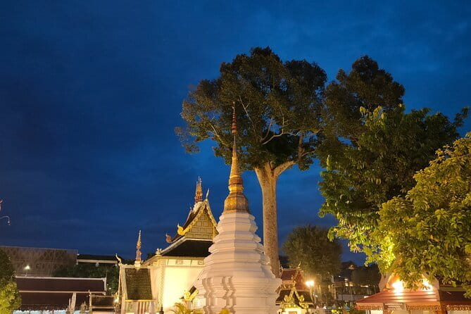 Chiang Mai Old City & Temples 3 hour Twilight Walking Tour - Twilight in Chiang Mai Old City, when the temples calm down