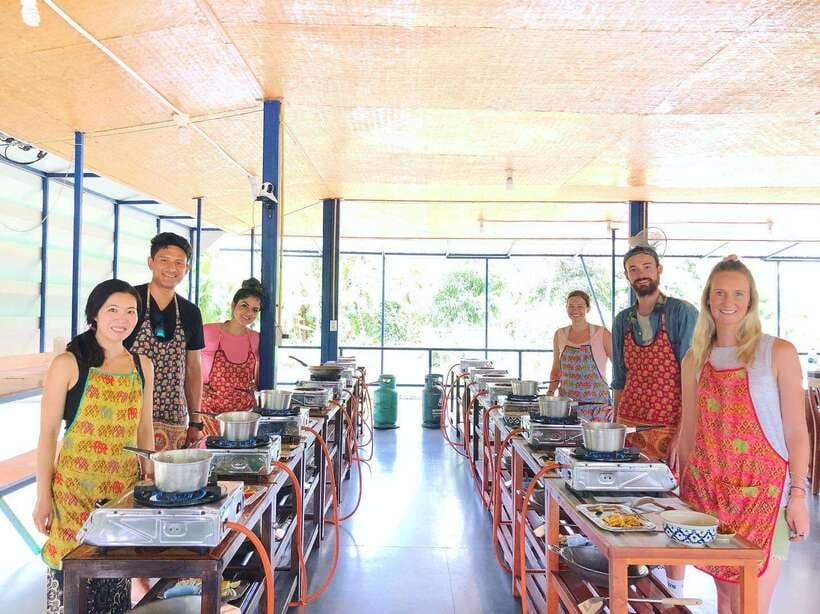 Chiang Mai Organic Thai Cooking Experience - Market tour: choosing Thai herbs, spices, and produce