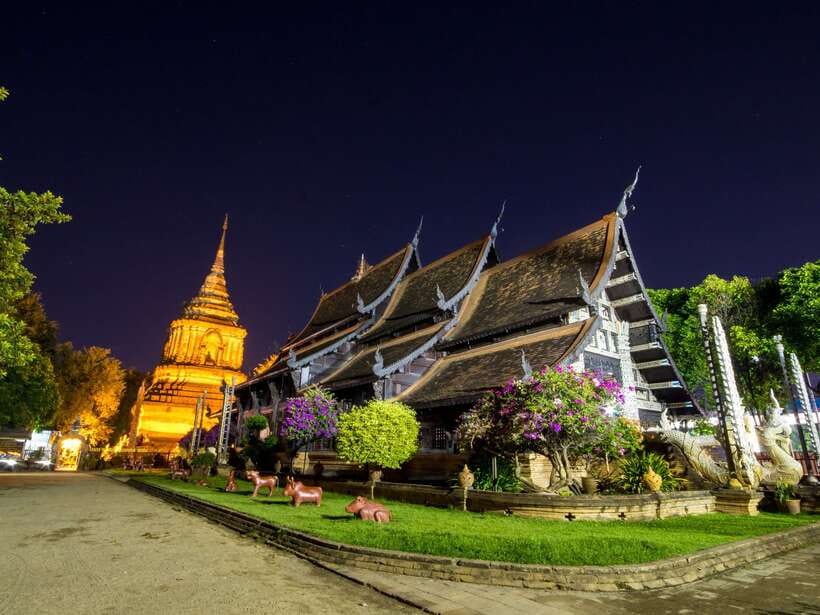 Chiang Mai: Private Historic Old City Bike Tour - Night - The market stop: snacks included, and the guide does the ordering