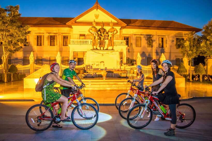 Chiang Mai: Private Historic Old City Bike Tour - Night - Wat Chedi Luang at night, and why it feels different after dark