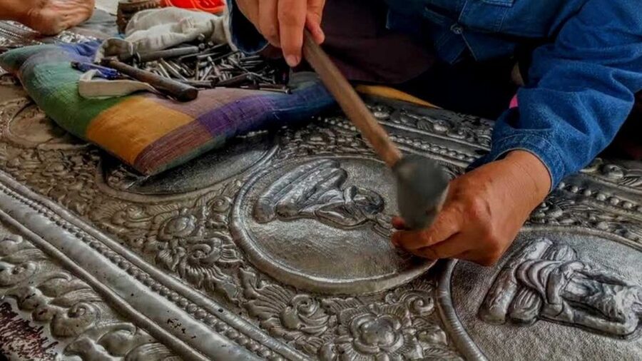 Chiang Mai: Silver Craftwork Temple Tour with Monk Meeting - Wat Suan Dok: 80 Minutes of Guided Temple Time and Photo Stops