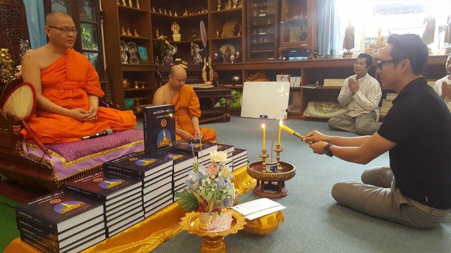 Chiang Mai: Silver Craftwork Temple Tour with Monk Meeting - Meeting at Three Kings Monument and Why the Start Matters