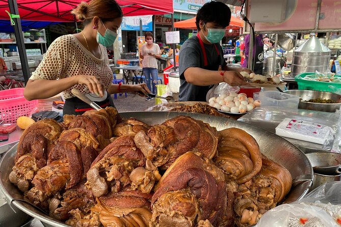 Chiang Mai Street Food Tour by Tuk Tuk with Pick Up - Wat Chedi Luang Varavihara: earthquake and conflict, still a major stop