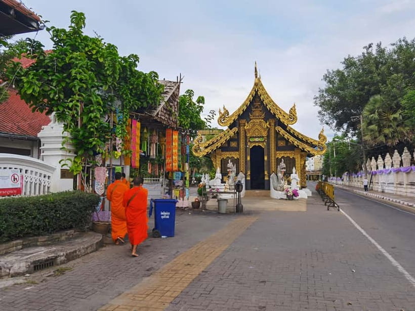 Chiang Mai: Temple And City Walking Tour Part I - The guide experience, Buddhism explained in everyday language