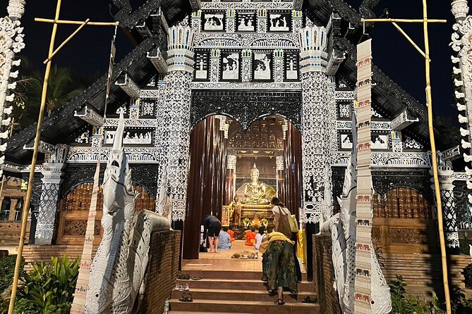Chiang Mai Temples and Market Tuk-Tuk Evening Night Tour - Wat Phra Singh at Night: Lion Buddha, Active Temple, Big Photo Moments