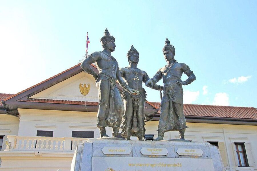 Chiang Mai: Temples and Street Food Night Tour by Tuk Tuk - Key things that make this tour work