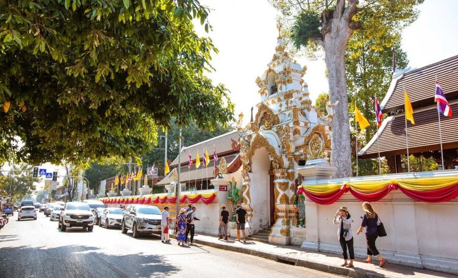 Chiang Mai: Temples and Street Food Night Tour by Tuk Tuk - Wat Phra Singh Woramahawihan and Lanna architecture you can actually see