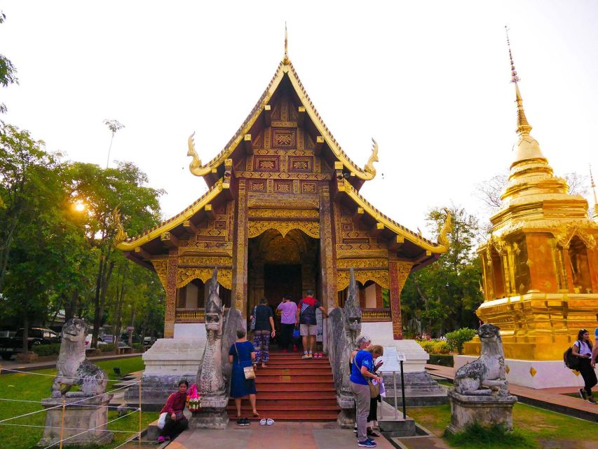 Chiang Mai: Temples and Street Food Night Tour by Tuk Tuk - The tuk tuk ride: comfort, sharing, and what to expect at 2 hours