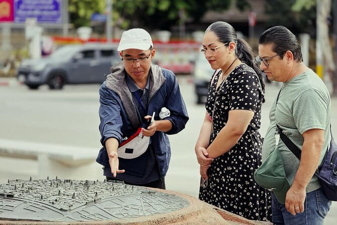Chiang Mai Temples Visit Walking Tour with Ex-Monk Guide Part 1 - The route setup: starting at Three Kings Monument