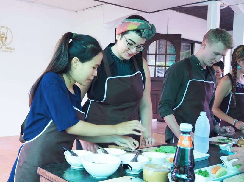 Chiang Mai: Thai Cooking and Market Tour with Lanna Smile - Choosing your menu, then turning ingredients into 6 dishes