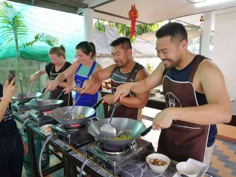 Chiang Mai: Thai Cooking and Market Tour with Lanna Smile - Curry pastes and curries: why Thai cooking tastes layered
