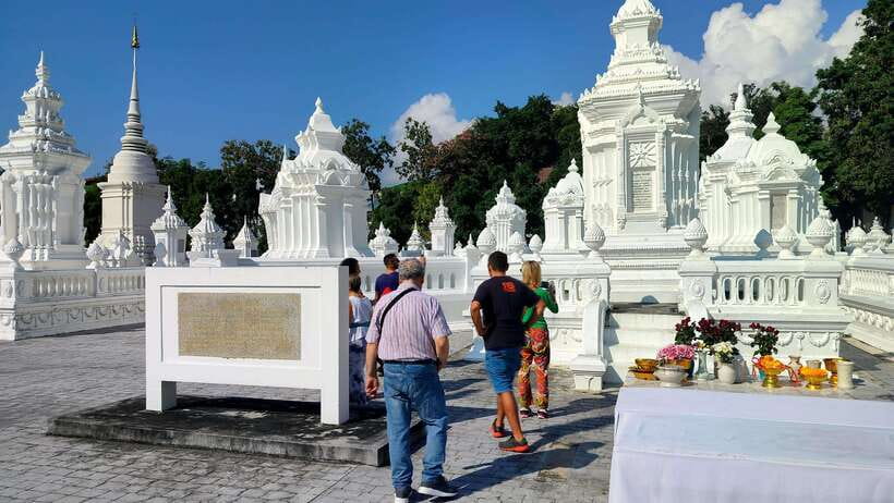 Chiang Mai: Tuk-Tuk Evening Tour with Temples & Street Foods - Responsible Touring: Glass Bottles and Carbon Offset Credits