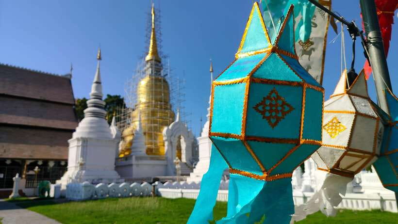 Chiang Mai: Tuk-Tuk Evening Tour with Temples & Street Foods - What to Pack and Wear for Temples at Night