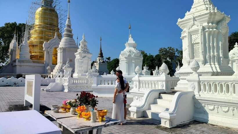 Chiang Mai: Tuk-Tuk Evening Tour with Temples & Street Foods - Wat Suan Dok: The Flower Garden Temple and Its Sacred Relic