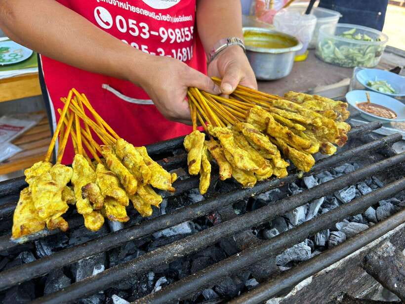 Chiang Mai: Walking Food Tour - Walking Food Tour Route: From Three Kings Monument to Wat Lok Moli