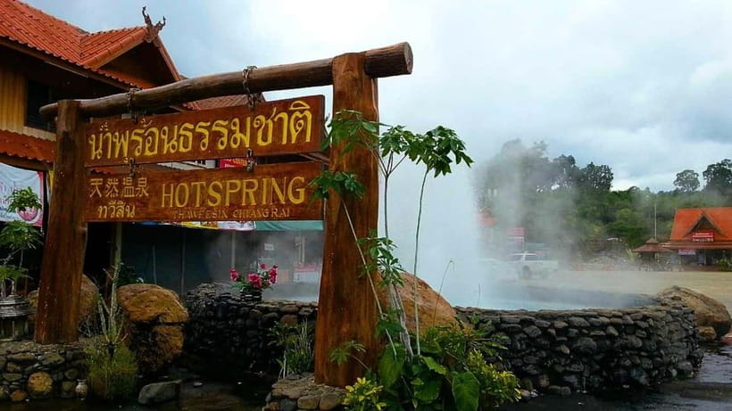 Chiang Mai: White and Blue Temples and Lalita Cafe - Lunch at a local restaurant: where the schedule stays humane