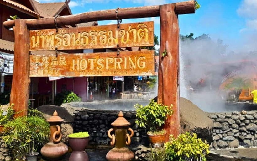 Chiang Mai: White & Blue Temples, Black House & Hill Tribes - Thai buffet lunch: the fuel for a long day