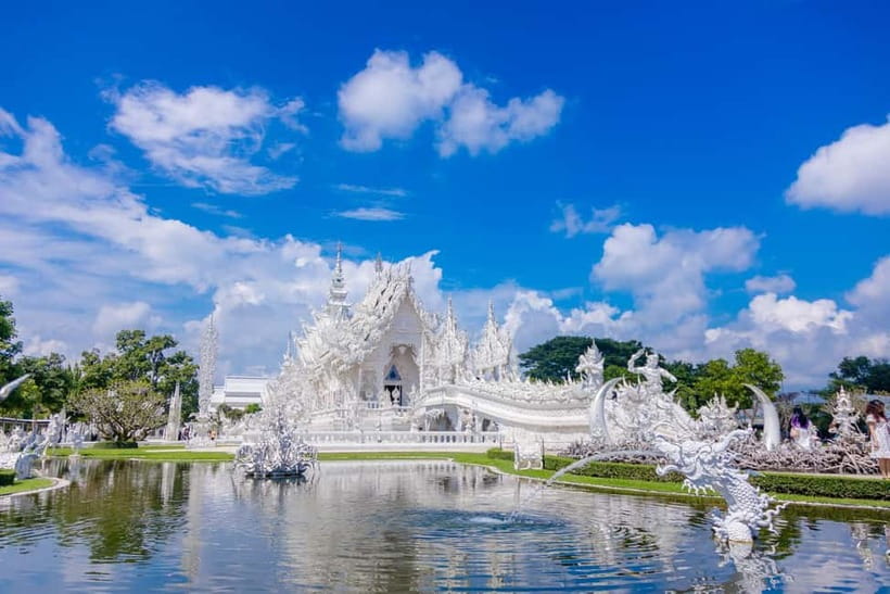 Chiang Mai: White, Red/Black & Blue Temples Tour with Lunch - Lunch near the temples: what the buffet does well