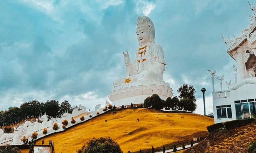 Chiang Mai: White Temple, Blue Temple, and Black House Tour - Lunch near the White Temple: a meal that actually helps your day